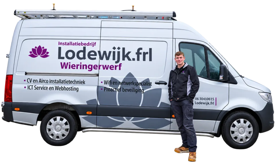 Theo Lodewijk naast zijn zilvergrijze bus met Lodewijk.frl op de zijkant.